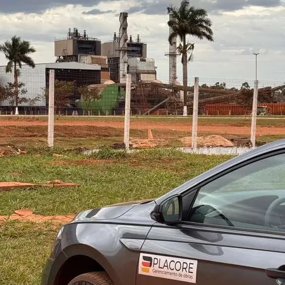 Carro da Placore diante da planta industrial